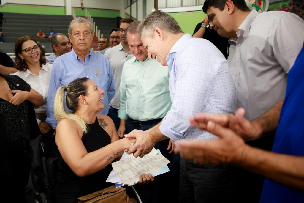 Governo de MT entrega 904 títulos e lança regularização fundiária para beneficiar mais 15 mil famílias