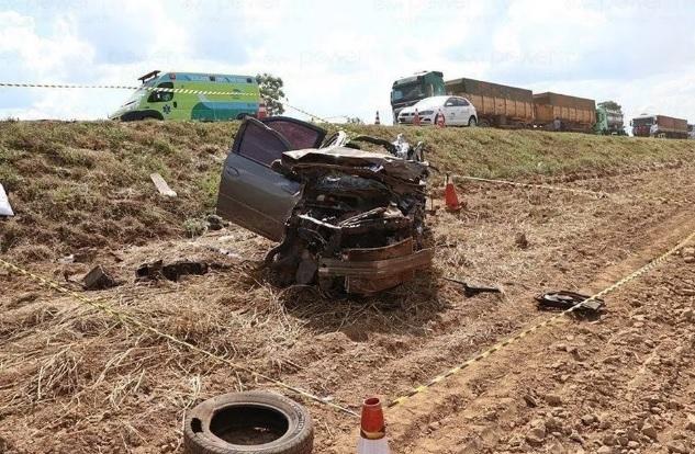 Homem morre e mulher fica ferida gravemente em acidente entre carro e carreta em MT