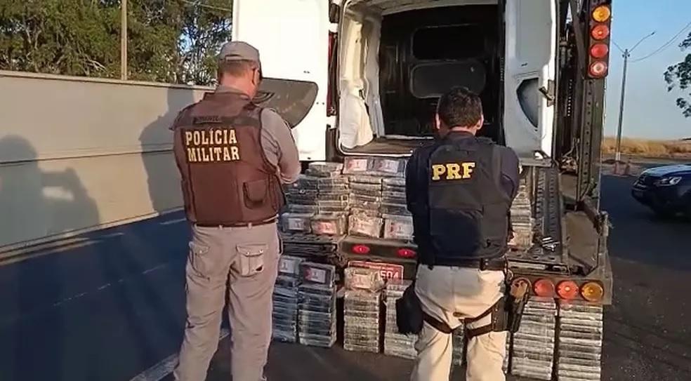 Mais de 200 kg de cocaína são apreendidos dentro de caminhão cegonha em Alto Garças