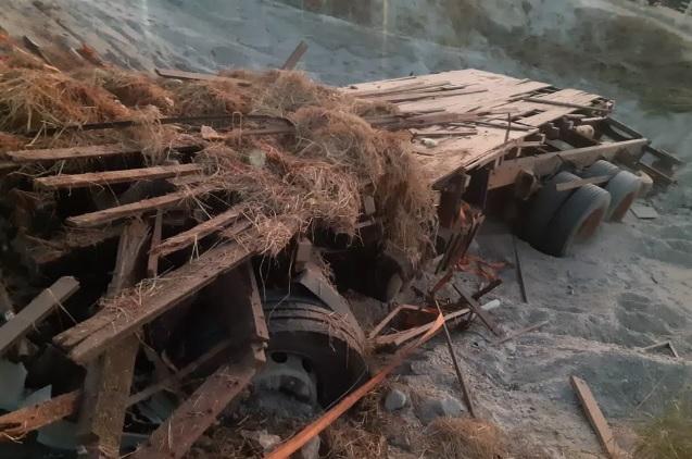 Motorista perde controle de caminhão na curva de Serra de São Vicente e morre após bater em barranco