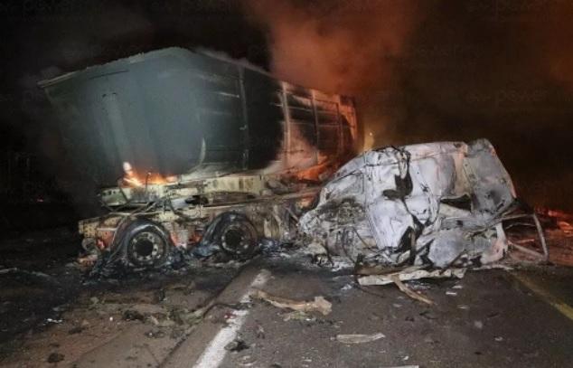 Pai e filho morrem e 5 ficam feridos em acidente entre carro e carretas na BR-163 em MT