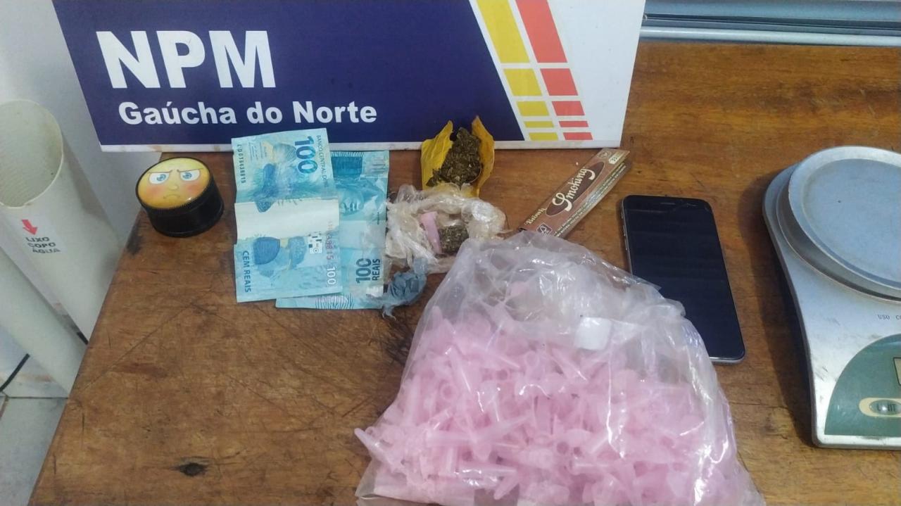 PM de Gaúcha do Norte prende duas pessoas por tráfico de drogas no Centro da cidade nesta quinta-feira (5).