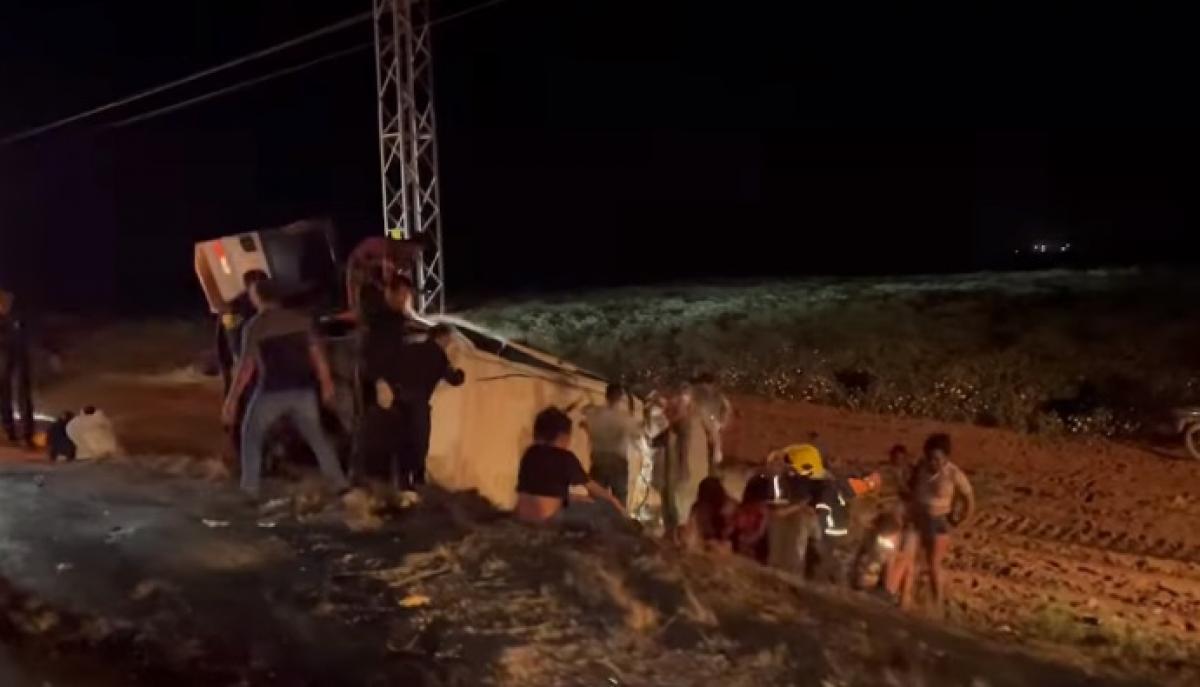 Acidente entre van e caminhão deixa 2 mortos e 15 em estado grave em MT