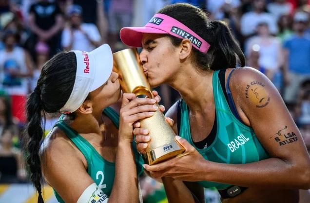 Duda e Ana Patrícia batem canadenses e são campeãs mundiais de vôlei de praia