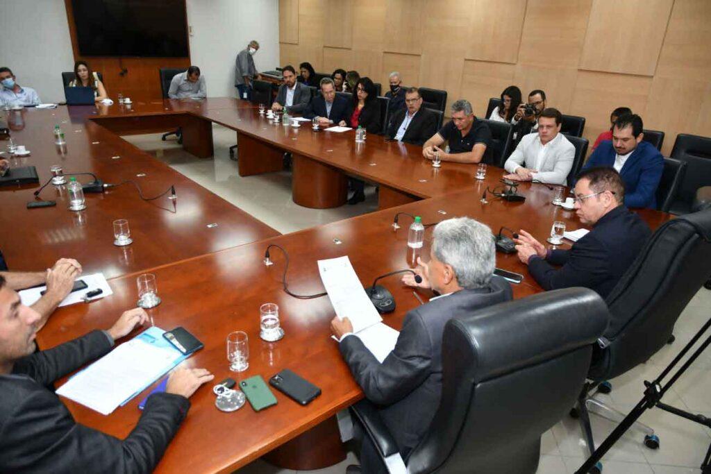 Durante reunião com prefeitos, Botelho promulga lei que beneficia municípios
