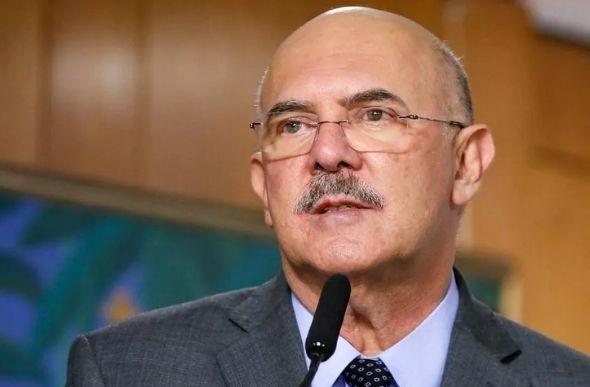 Ex-ministro da educação Milton Ribeiro é solto após prisão em investigação