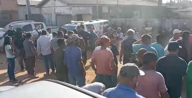 Madeireiros fazem protesto contra proibição de maquinários em área de desmatamento ilegal em MT