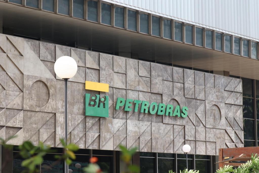 Petrobras reajusta preços dos combustíveis: gasolina sobe 5,18%; alta do diesel é de 14,26%
