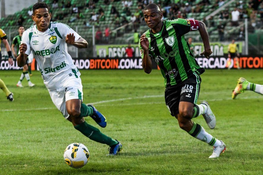 Sob olhar do novo técnico, Cuiabá volta a perder no Brasileirão