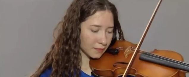Violinista que começou a aprender música com 12 anos se torna professora em projeto gratuito em MT