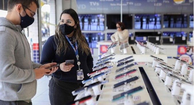 Ações de empresas de consumo desabam com inflação e juros elevados