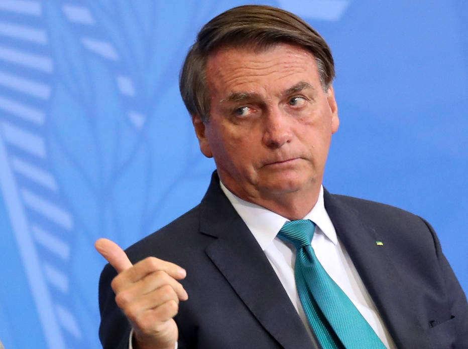 Bolsonaro determina que postos de combustíveis divulguem preços antes e depois de teto para ICMS