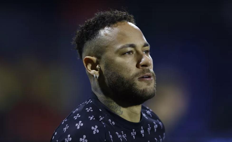 Jornal: Neymar irá a julgamento um mês antes da Copa, em processo por transferência para o Barcelona