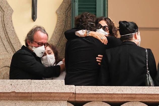 Familiares e amigos se despedem de Jô Soares em velório