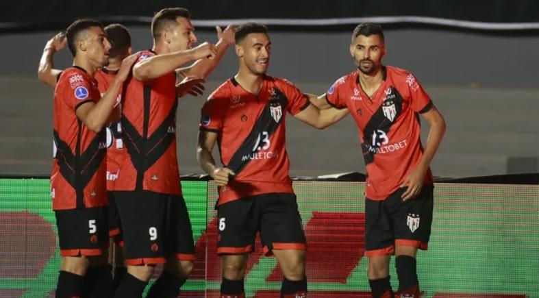 Atlético-GO aproveita expulsão, bate o São Paulo e larga em vantagem na semifinal da Sul-Americana