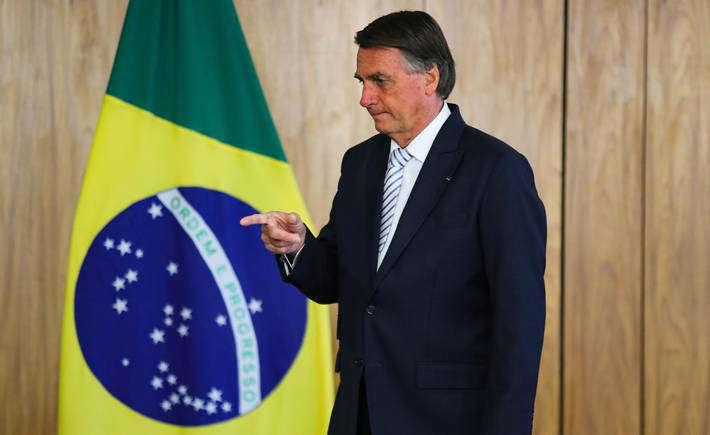 Randolfe pede ao STF bloqueio de bens de familiares de Bolsonaro por compra de imóveis em dinheiro