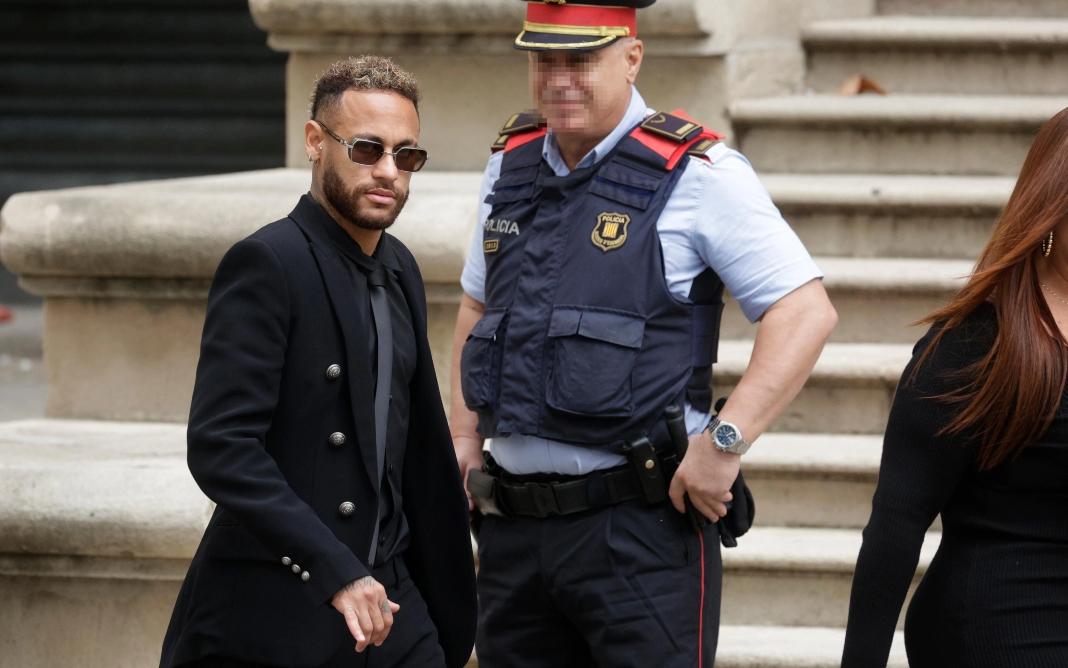 Neymar vai a tribunal, mas é dispensado em julgamento por corrupção na venda do Santos ao Barcelona