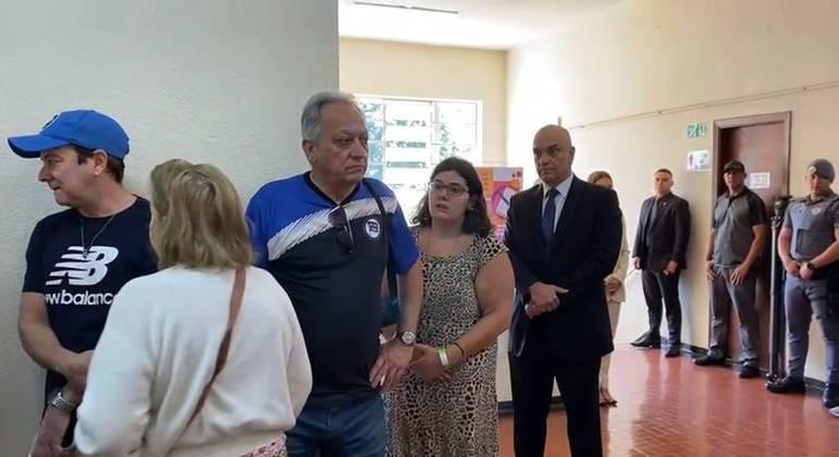 Presidente do TSE, Alexandre de Moraes enfrenta problema com a urna ao votar em São Paulo
