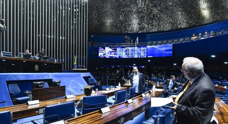 Senado aprova uso de recursos do SUS para bancar piso da enfermagem