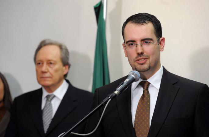 Bolsonaro nomeia André Tavares como novo ministro substituto do TSE