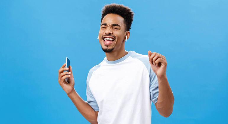 Mais de 1 bilhão de jovens pode ter perda auditiva nos próximos anos; saiba por quê