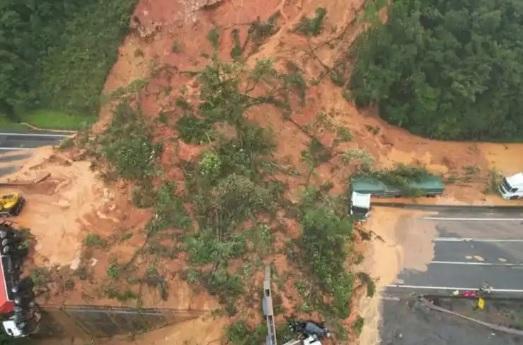 Paraná; Equipes não encontram indícios de sobreviventes e estimam entre 30 a 50 vítimas na BR-376