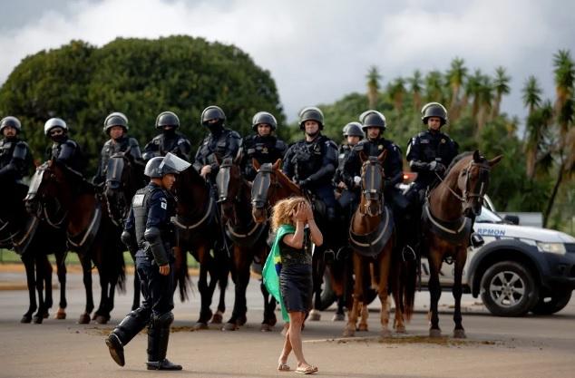 Bolsonaristas são retirados de acampamento no QG do Exército e levados à PF, em Brasília