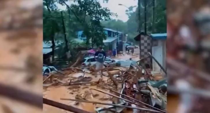 Equipes de resgate seguem em busca por soterrados no Litoral Norte de SP; número de mortos chega a 36