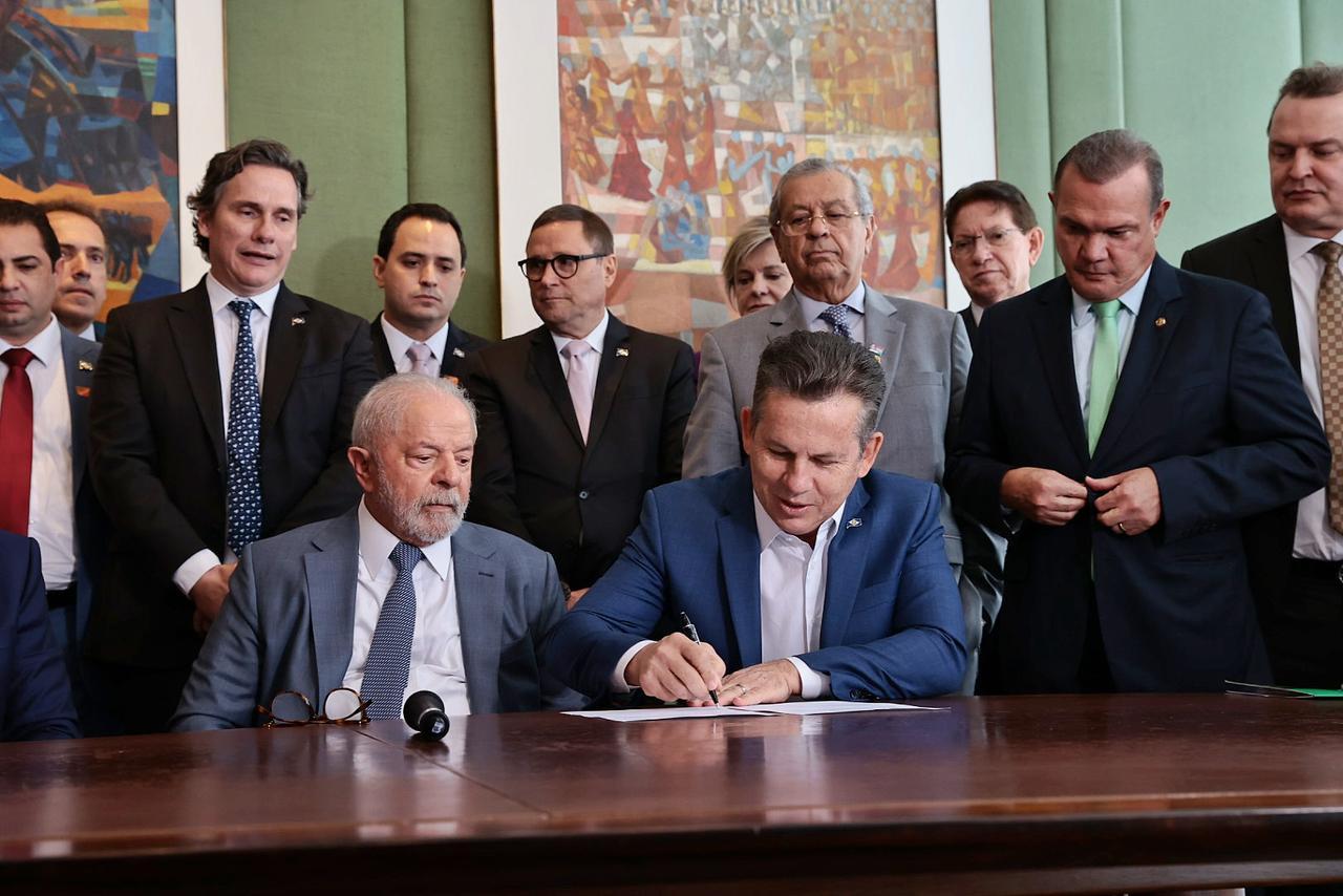 Governo de MT assina ordens de serviço para início das obras na BR-163