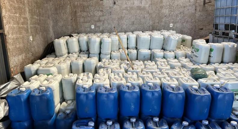 Mais de 5 mil litros de defensivos agrícolas são apreendidos por suspeita de contrabando