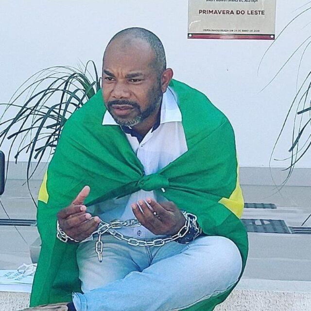 Matéria veiculada em jornal de Primavera do Leste mostra Vereador Luis Costa sendo acusado de descumprir medida protetiva