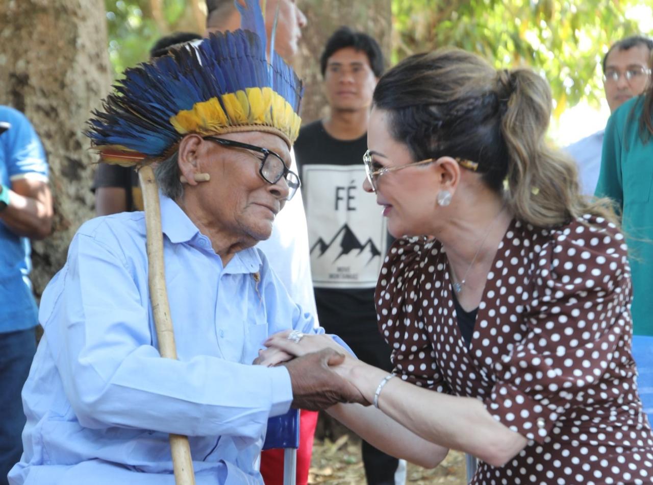 Madrinha dos povos indígenas, primeira-dama de MT participa de entregas e serviços na TI Sangradouro