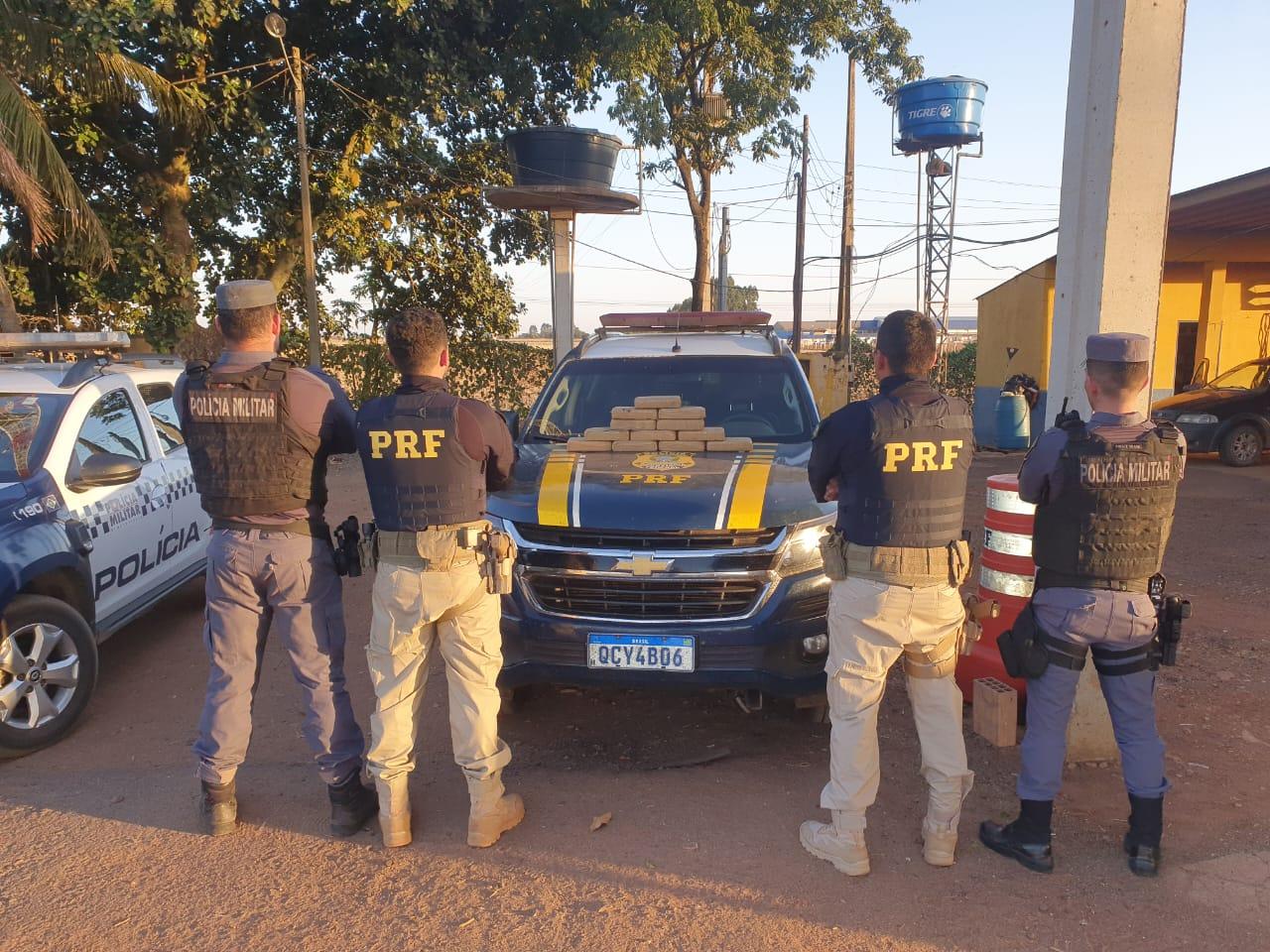 Operação ARGOS I; PRF e PM apreendem 12 tabletes de cocaína e prende duas pessoas na MT-130