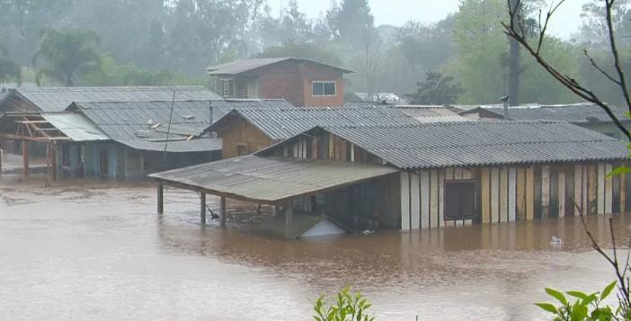 Ciclone extratropical mata 5 no RS; em SC, tempestade deixa 1 morto