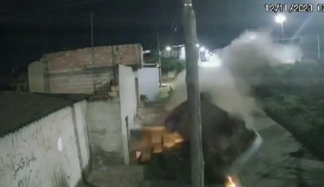 Impressionante; Circuito de segurança flagra momento que adolescente com sinais de embriaguez capota carro roubado em BH