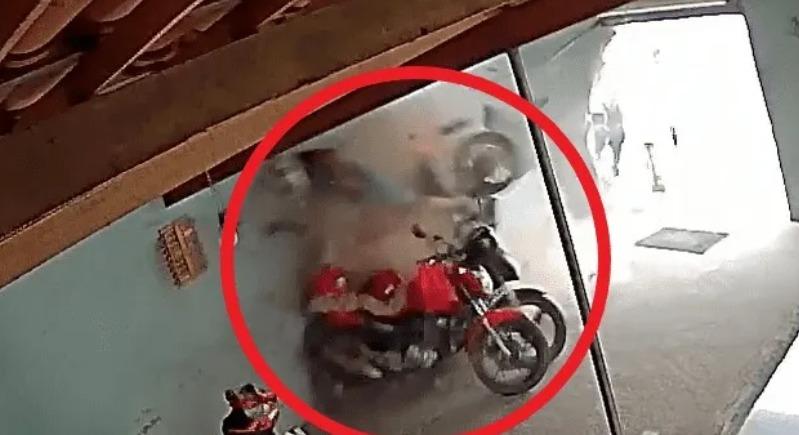 Pernambuco; Motociclista desgovernado invade estabelecimento em alta velocidade