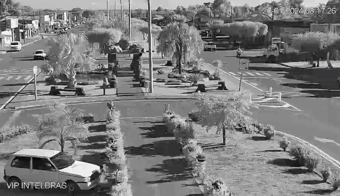 Vídeo mostra motorista destruindo canteiro central de avenida em MT