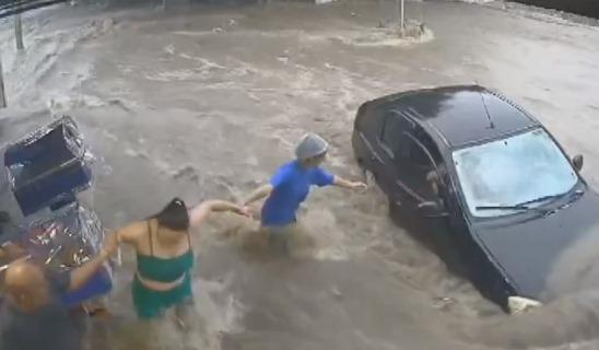 Vídeo: mulher e criança são arrastadas por enxurrada em Campinas