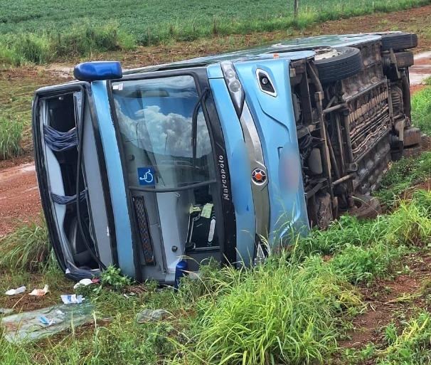 Vídeo; Ônibus de viagem tomba às margens da BR-163 e deixa feridos em MT