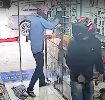 Vídeo; Em ação rápida, PM prende dois suspeitos de roubo em loja de eletroeletrônicos em Primavera