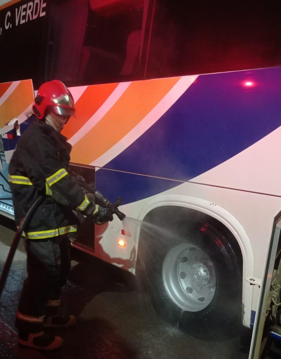 Corpo de Bombeiros de Campo Verde é acionado para conter incêndio em ônibus