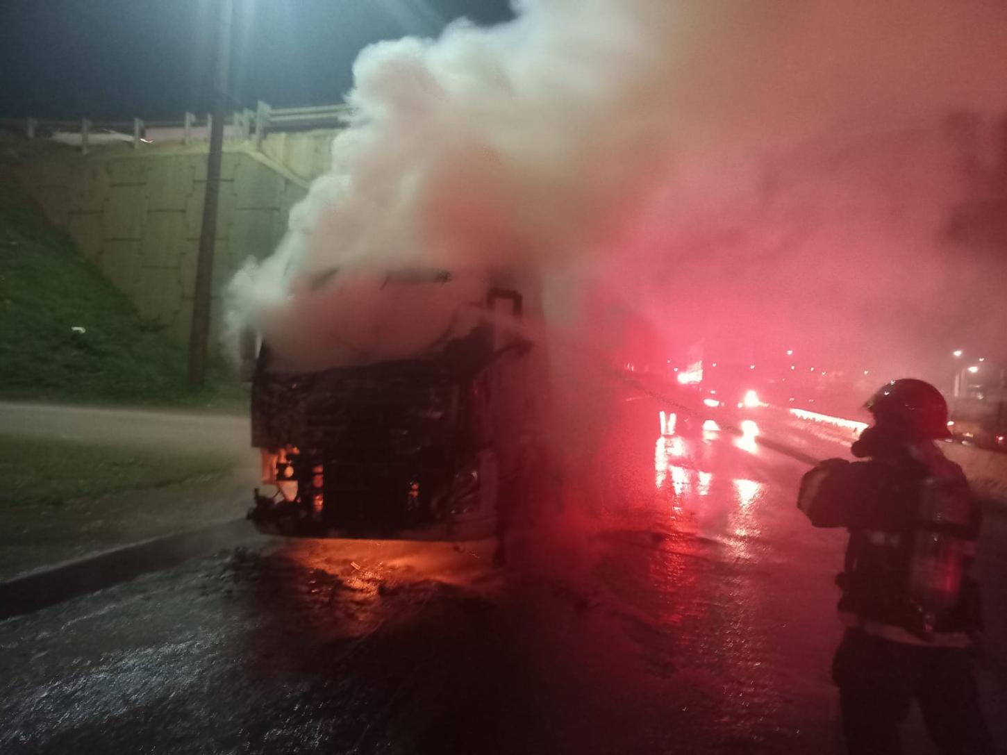 Corpo de Bombeiros Militar combate incêndio em veículo em Rondonópolis