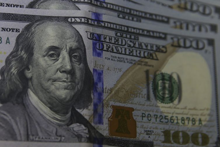 Dólar encosta em R$ 5,08 após dados de inflação nos EUA