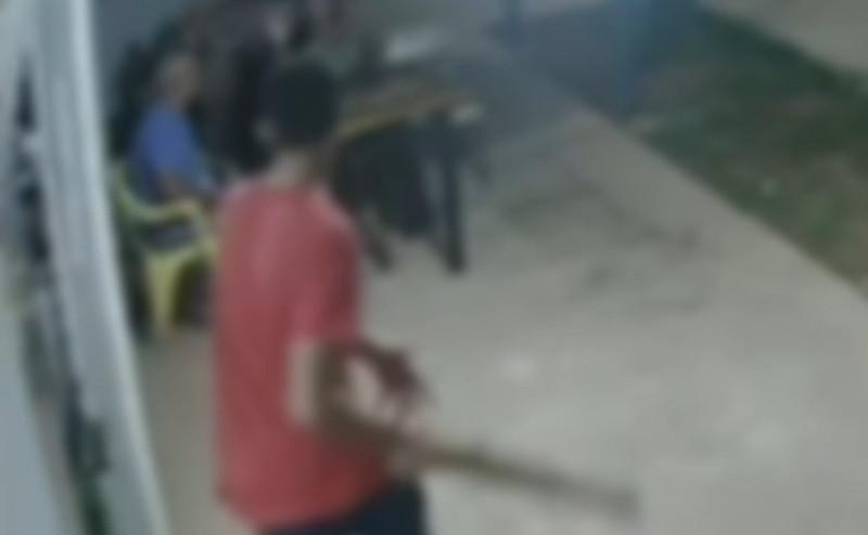 Imagens fortes; Jovem mata homem a pauladas em frente a mercado em Vila Rica
