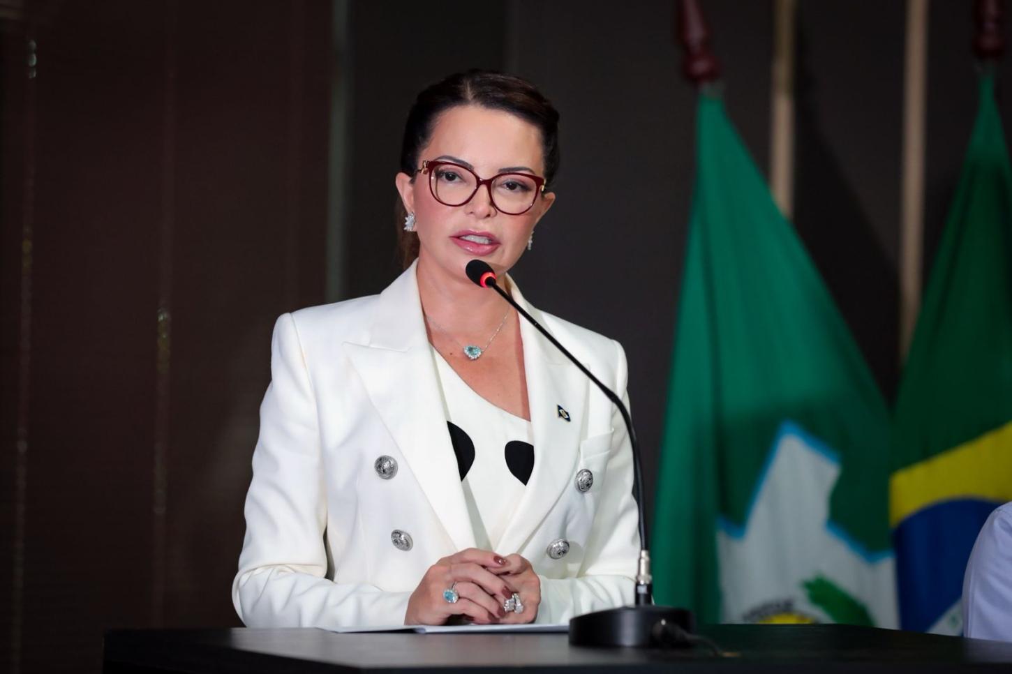 Virginia Mendes reprova comentário de Antero sobre esposa de Abílio