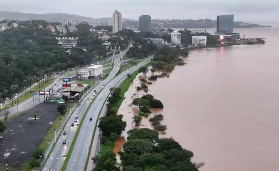Nível do Guaíba atinge 4,50 metros, e águas invadem ruas e rodoviária de Porto Alegre