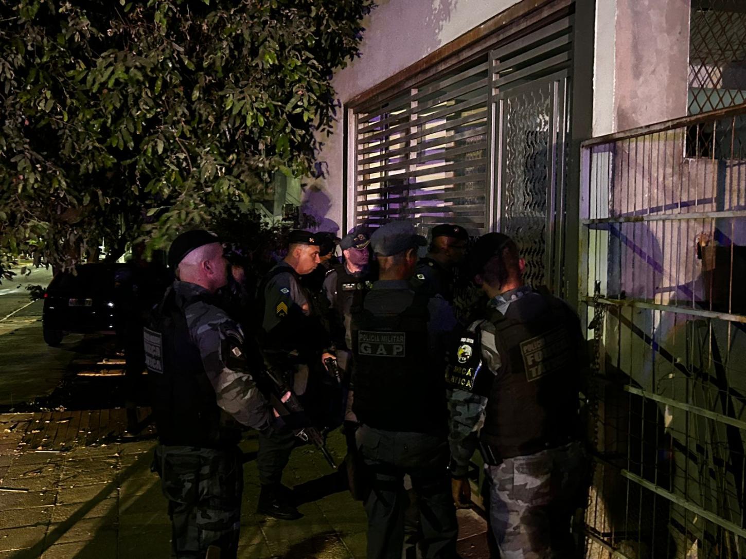 Primavera do Leste; Homem é preso por Posse Ilegal de Arma de fogo, Ameaça, Cárcere Privado, Desobediência e Resistência à Prisão.