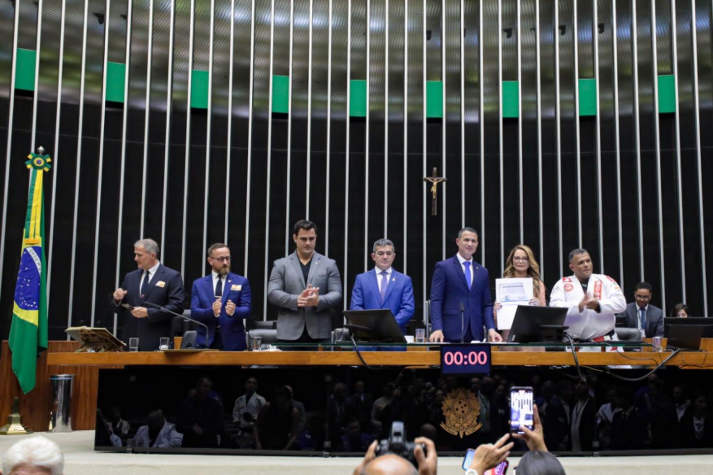 Primeira-dama de MT é consagrada Madrinha Nacional do Jiu-Jitsu Paradesportivo em evento histórico na Câmara Federal