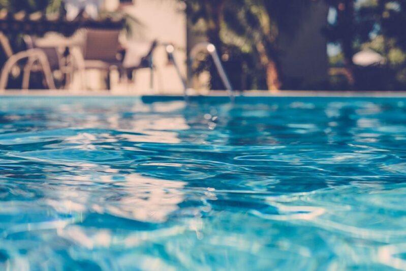 Bebê morre após se afogar em piscina de residência