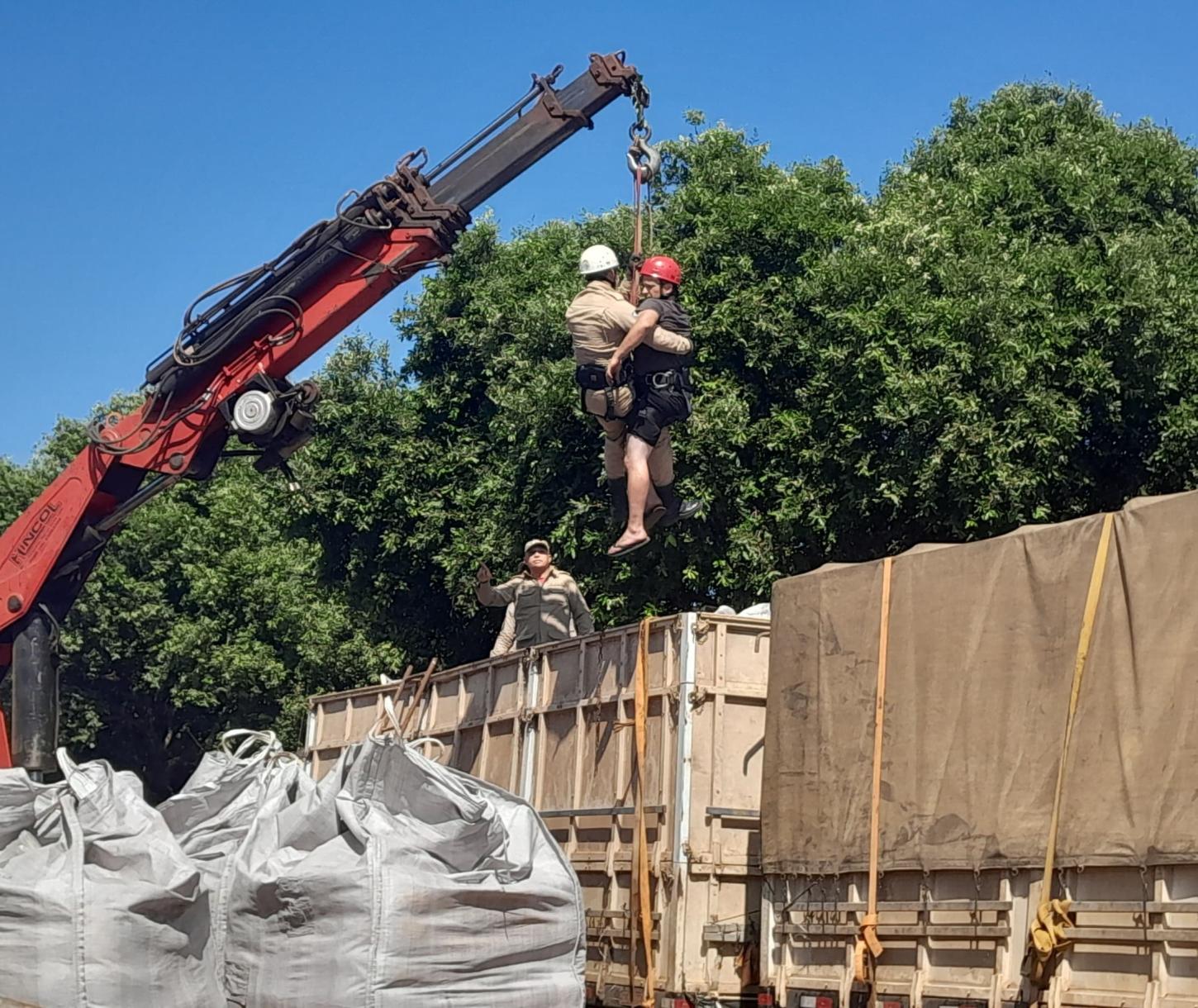 Bombeiros realizam resgate de homem que teve crise convulsiva enquanto trabalhava em cima de carreta